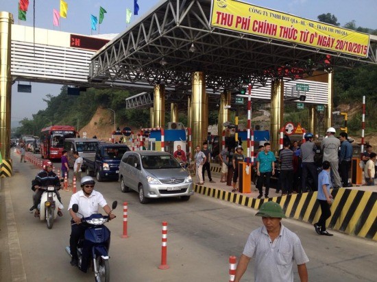 Nhiều lái xe lại tụ tập phản đối thu phí tại quốc lộ 6 Hòa Lạc - Hòa Bình.
