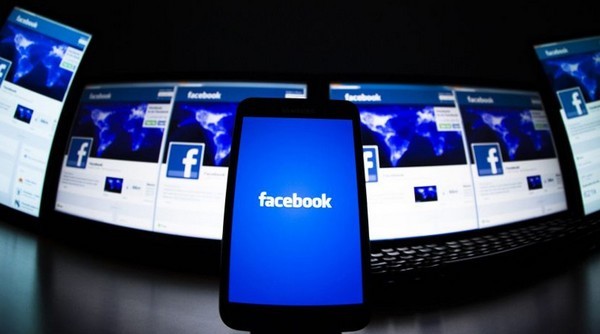 Việc người dùng thường xuyên chia sẻ trên mạng xã hội giúp Facebook nắm giữ được nhiều thông tin cá nhân từ họ.