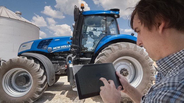 Người nông dân hoàn toàn có thể kiểm soát hoạt động và giám sát công việc của máy kéo tự lái thông qua ứng dụng di động cài đặt trên máy tính bảng hoặc điện thoại thông minh.