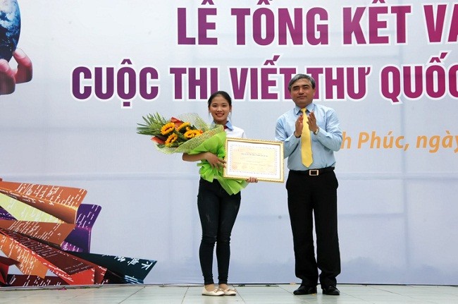 Thứ trưởng Bộ TT&TT Nguyễn Minh Hồng trao giải nhất viết thư quốc tế UPU lần thứ 45 của Việt Nam cho em Thu Trang- (Ảnh: MIC).