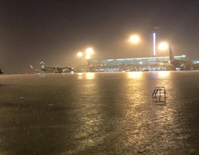 Sân bay "bể bơi" Tân Sơn Nhất trong trận mưa vừa qua - (Nguồn Internet)