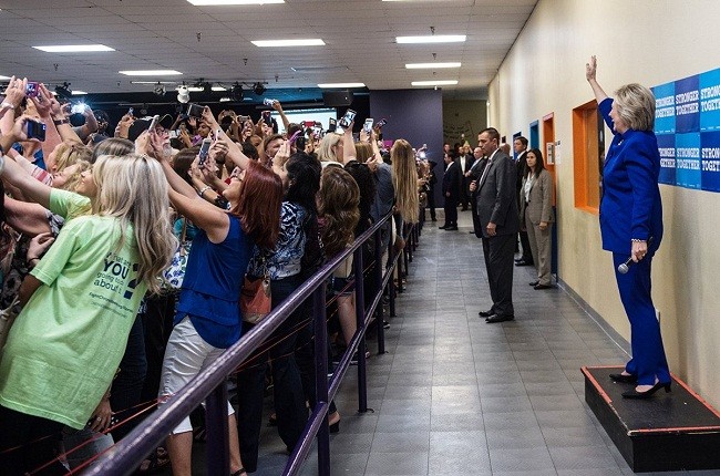 Nhiều người đã quay lưng về phía bà Hillary để selfie - (Nguồn Vietnamplus)
