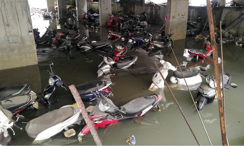 Hàng trăm xe máy "trầm mình" trong nước lũ