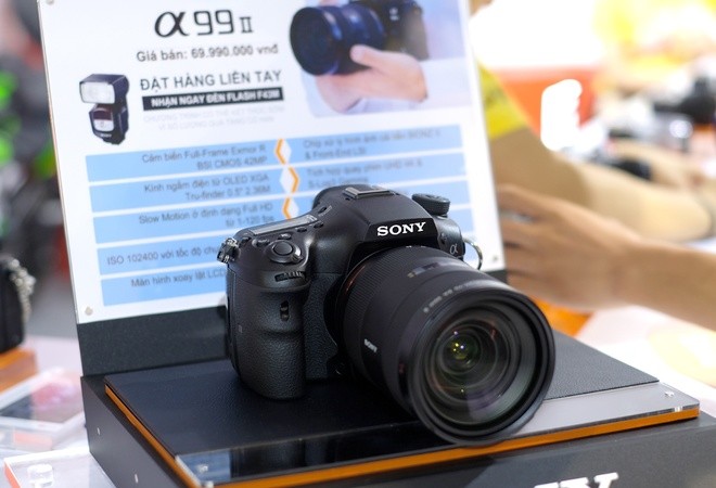 Chưa đầy một tháng sau khi trình làng trên toàn thế giới. Sony đã mang mẫu Alpha A99 II về Việt Nam. Sản phẩm đang trưng bày tại Sony Show 2016 tại Hà Nội và có giá đặt trước là 69,99 triệu đồng. Mức giá này rẻ hơn so với thị trường Mỹ là 3.200 USD (tương