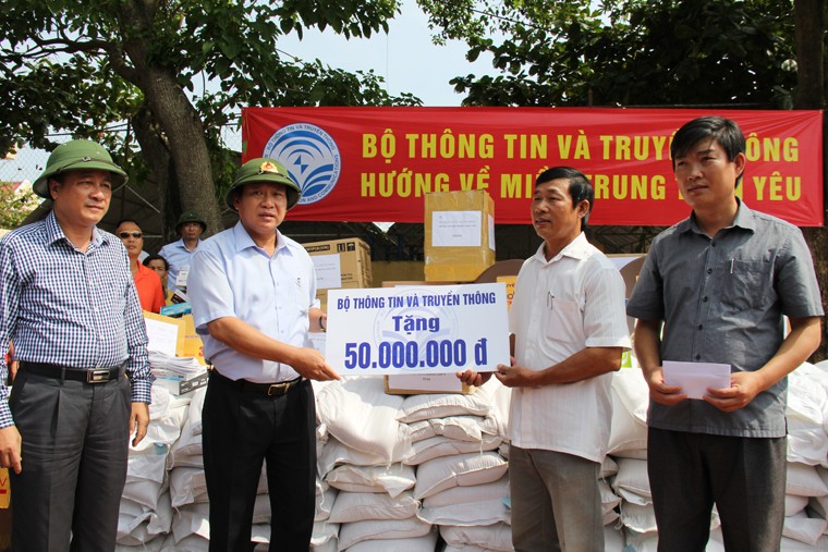 Bộ trưởng Bộ TT&TT đã đến thăm, động viên và tặng quà cho đồng bào bị thiệt hại nặng nề do thiên tai vừa xảy ra tại tỉnh Quảng Bình. 