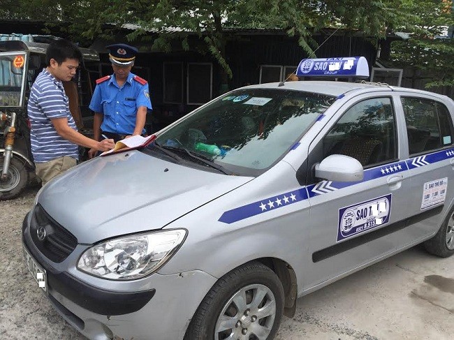 Sở Giao thông vận tải đã thu hồi 636 phù hiệu xe ô tô của 272 đơn vị vận tải trên địa bàn TP. Hà Nội.