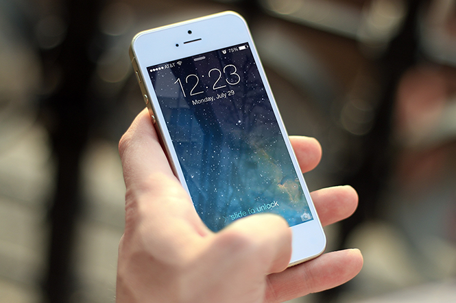 iPhone bị nghi ngờ giữ lại lịch sử cuộc gọi của người dùng- (Ảnh: AFP).