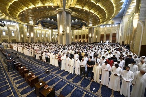 Người Hồi giáo dòng Sunni và Shiite cùng cầu nguyện tại Đại Thánh đường Kuwait, thủ đô Kuwait City, Kuwait ngày 3/7/2015. Ảnh: Reuters.