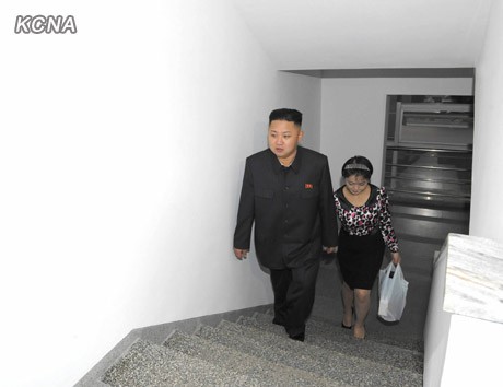 Video: Chuyến “dân vận” thuở vừa lấy vợ của ông Kim Jong-Un