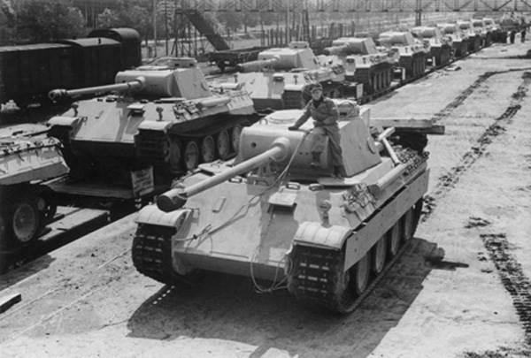 Xe tăng Panzer của Đức đang chuẩn bị đưa ra khỏi nhà máy. Bằng công thức toán học, phe đồng minh đã tính ra con số chính xác bao nhiêu xe tăng Đức sản xuất được mỗi tháng, nhờ số serial trên xe - Ảnh: Wikipedia