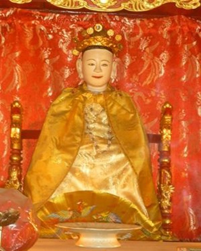 Tượng thờ vua bà Lý Chiêu Hoàng đầu đội miện Kim Khôi, mình khoác áo long bào ở đền Rồng. Ảnh tư liệu