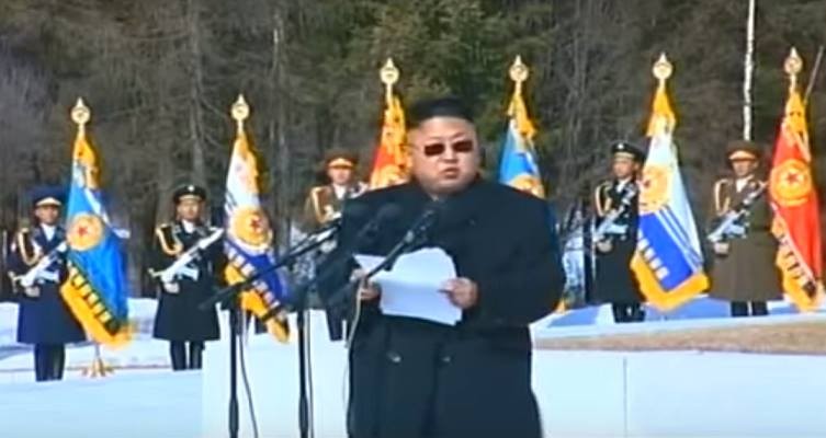 Video: Ông Kim Jong-un đeo kính mát, úy lạo binh sỹ trên đỉnh núi thiêng