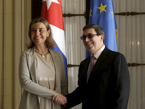 Bà Federica Mogherini, Cao uỷ về chính sách an ninh và đối ngoại Liên minh châu Âu, bắt tay Bộ trưởng Ngoại giao Cuba Bruno Rodriguez Parrilla trong cuộc gặp tại thủ đô Havana ngày 11/3. Ảnh: Reuters.