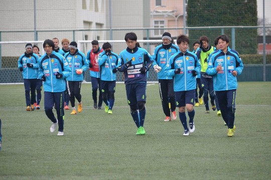 Tuấn Anh (bìa trái, hàng đầu) trong buổi tập của CLB Yokohama Ảnh: YOKOHAMA FC