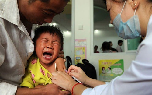 Hiện cơ quan chức năng Trung Quốc chưa công bố có bệnh nhân nào thiệt mạng hay phát bệnh vì bị tiêm vaccine không đảm bảo tiêu chuẩn trong vụ ở Sơn Đông - Ảnh: Financial Times/Getty.