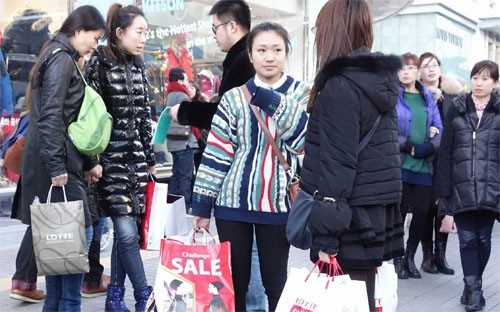 Một nhóm du khách Trung Quốc ở Hàn Quốc - Ảnh: Business Insider/Getty.