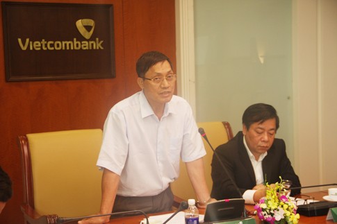Phó Tổng Thanh tra Chính phủ Ngô Văn Khánh (đứng) và Phó Thống đốc Ngân hàng Nhà nước Nguyễn Kim Anh tại buổi công bố quyết định thanh tra.