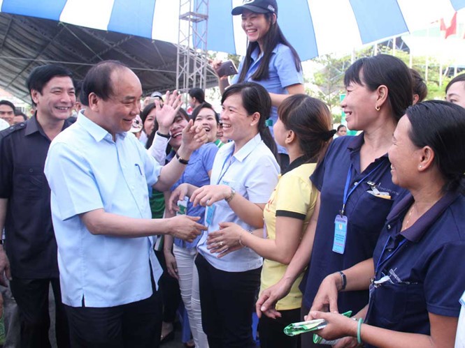 Thủ tướng thăm hỏi, động viên công nhân Ảnh: Lê Lâm