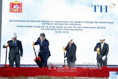 Thủ tướng Nguyễn Xuân Phúc và các đại biểu thực hiện nghi lễ khởi công. Ảnh: Thống Nhất/TTXVN