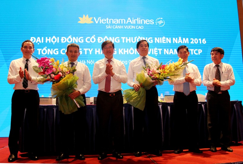 HĐQT cảm ơn Ông Phạm Viết Thanh sau khi Ông từ nhiệm Chủ tịch HĐQT và chúc mừng Ông Dương Trí Thành đã trúng cử vào HĐQT TCT HKVN nhiệm kỳ 2015-2020