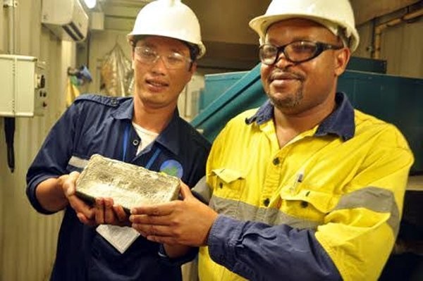 Một thỏi vàng thành phẩm khai thác tại mỏ vàng Phước Sơn nặng 5 kg.