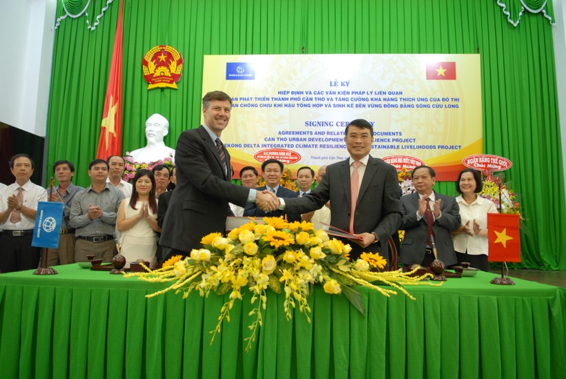 Ngân hàng Thế giới và Ngân hàng nhà nước Việt Nam ký hiệp định cho các khoản vay và tín dụng.