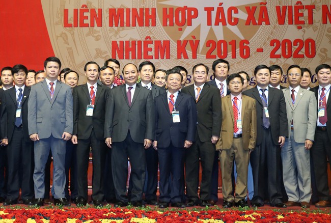 Thủ tướng chụp ảnh cùng các đại biểu tham dự Đạ hội toàn quốc Liên minh Hợp tác xã Việt Nam.