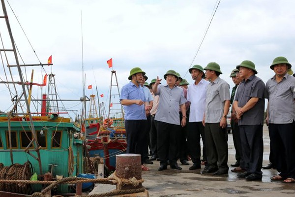 Phó Thủ tướng Trịnh Định Dũng đi kiểm tra công tác phòng chống bão ở Thái Bình sáng nay.
