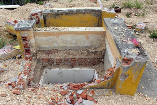 Một trong những ngôi mộ ở núi Hòn Rớ 2 bị đập phá, lấy hài cốt đi nơi khác. Ảnh: Nguyễn Dương (VnExpress)