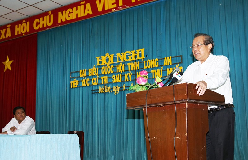Phó Thủ tướng Trương Hòa Bình phát biểu tại Hội nghị tiếp xúc cử tri huyện Đức Huệ, tỉnh Long An. Ảnh: VGP/Lê Sơn