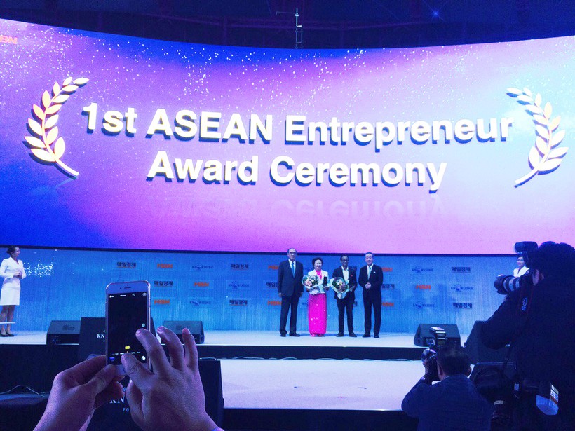 World Knowledge Forum 17 vinh danh Chủ tịch SeABank Nguyễn Thị Nga.