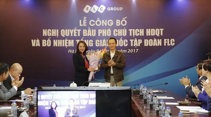 Ông Trịnh Văn Quyết chúc mừng bà Hương Trần Kiều Dung nhận nhiệm vụ mới.