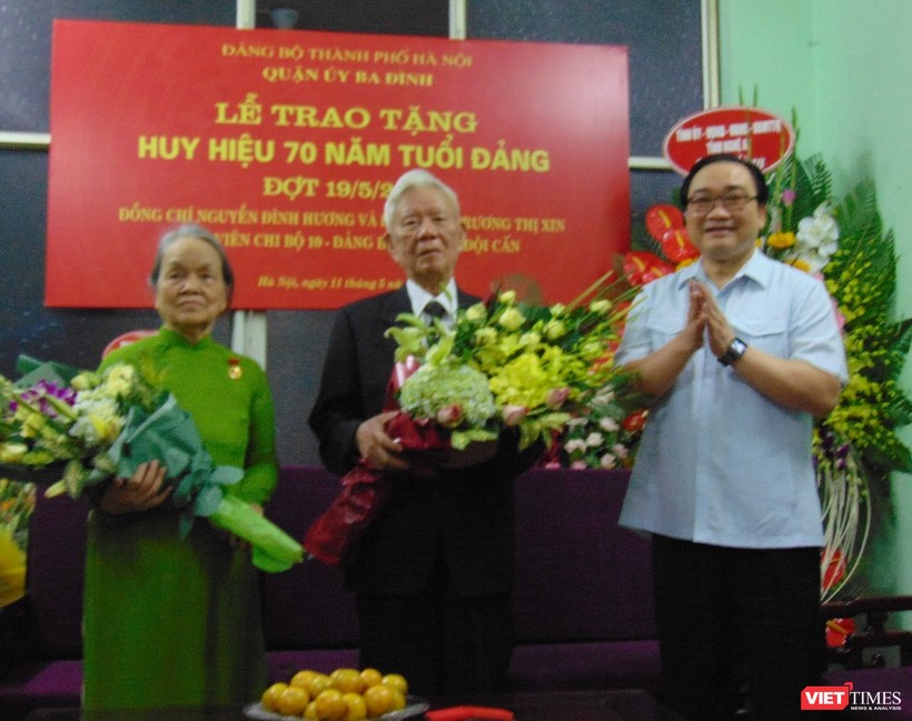 Bí thư Thành ủy đã trao tặng huy hiệu 70 năm tuổi Đảng cho vợ chồng Đảng viên lão thành Nguyễn Đình Hương – Trương Thị Xin.