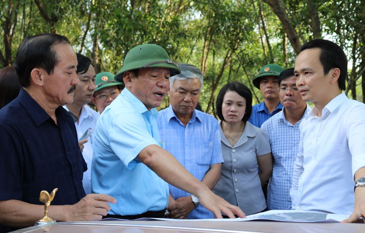 Chủ tịch FLC Trịnh Văn Quyết đi khảo sát các địa điểm làm dự án cùng lãnh đạo Quảng Trị. (Ảnh: Cổng thông tin Quảng Trị)