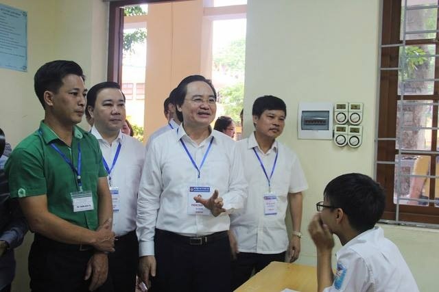 Bộ trưởng Bộ GD&ĐT Phùng Xuân Nhạ trong lần đến thị sát điểm thi THPT Yên Viên sáng 25/6/2018. (Ảnh: Internet)
