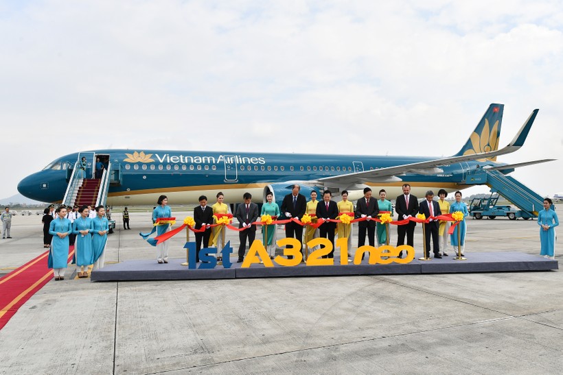 Các đại biểu thực hiện nghi lễ cắt băng chào mừng tàu bay A321neo.