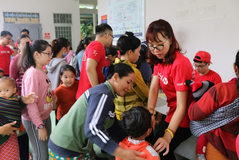 Khám sàng lọc cho trẻ em tại Ninh Sơn. (Ảnh: VCF)