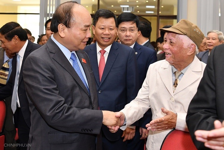 Thủ tướng Nguyễn Xuân Phúc tiếp xúc với cử tri quận Lê Chân. (Ảnh: VGP)