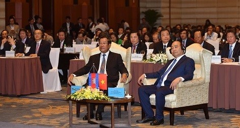 Thủ tướng Nguyễn Xuân Phúc và Thủ tướng Campuchia Samdech Techo Hun Sen cùng dự Diễn đàn doanh nghiệp Việt Nam-Campuchia.(Ảnh: VGP/Quang Hiếu)