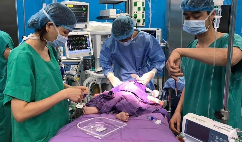 Các bác sĩ Trung tâm Tim mạch của Bệnh viện Sản Nhi Quảng Ninh đang thực hiện phẫu thuật.