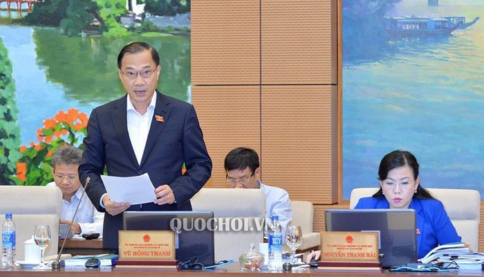 Chủ nhiệm Ủy ban Kinh tế Vũ Hồng Thanh trình bày báo cáo thẩm tra.