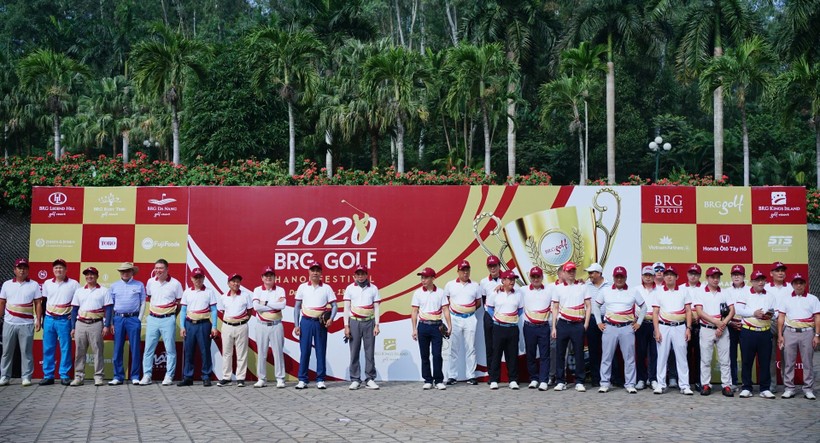 Một số golfer chụp ảnh lưu niệm trước giờ thi đấu giải BRG Golf Hanoi Festival 2020