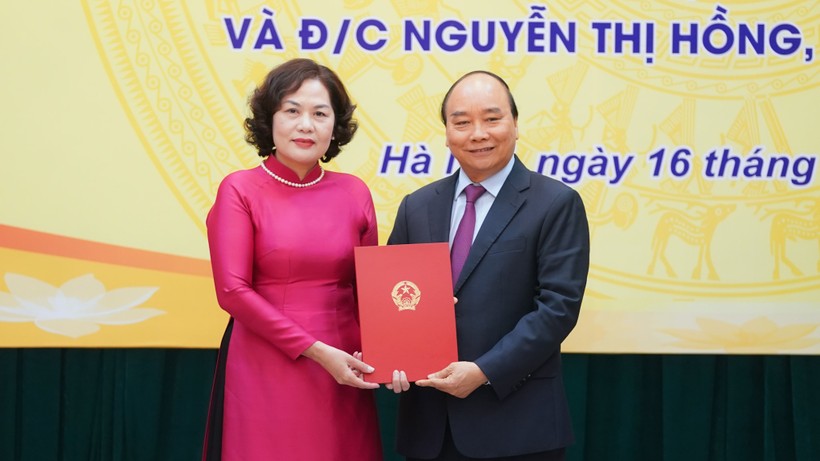 Thủ tướng Nguyễn Xuân Phúc trao Quyết định cho tân Thống đốc Ngân hàng Nhà nước Nguyễn Thị Hồng (Nguồn: VGP)