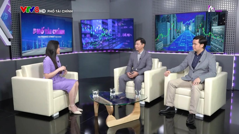 Ông Hoàng Công Tuấn (trái), Kinh tế trưởng CTCK MB (MBS) và ông Trần Thăng Long, Giám đốc Phân tích CTCK BIDV (BSC) tại Talkshow Phố Tài chính (Ảnh chụp màn hình)