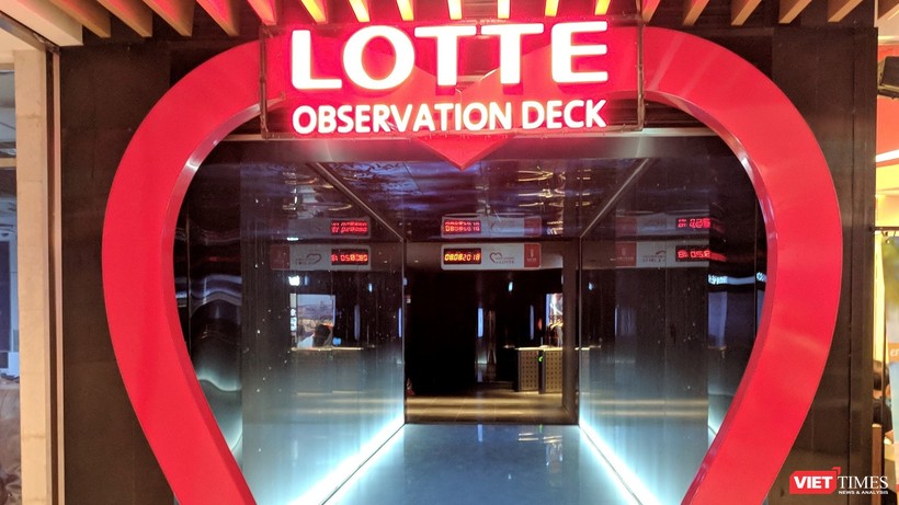 Cổng vào Đài quan sát Lotte