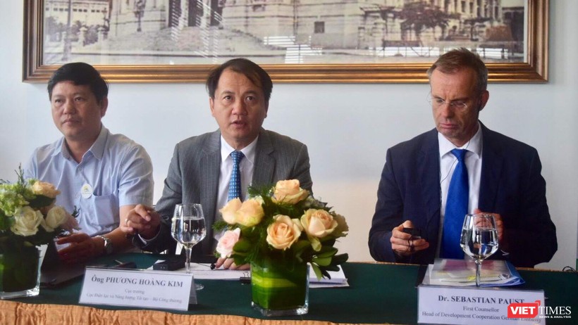 Ông Sebastian Paust - Bí thư thứ nhất, Trưởng phòng Hợp tác Phát triển ĐSQ Đức (ngoài cùng bên phải ảnh), bên cạnh là ông Phương Hoàng Kim - Cục trưởng Cục Điện lực và Năng lượng tái tạo; ông Nguyễn Quốc Dũng - Trưởng ban kinh doanh, Tập đoàn Điện lực