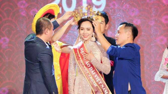 NTK Việt Hùng - Trưởng BTC chương trình trao vương miện cho Trương An Xinh, quán quân Đại sứ Áo dài 2019 bảng Quý bà 