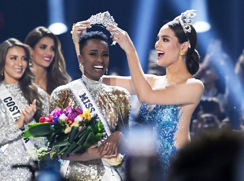 Tân Hoa hậu Hoàn vũ thế giới 2019 trong khoảnh khắc đăng quang 