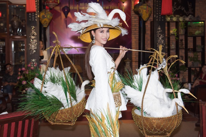 Keva Nguyễn trong bộ quốc phục Gánh quê hương