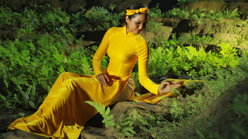 Loạt ảnh siêu đẹp của Hoa hậu H'Hen Niê trong hang Sơn Đoòng trước khi đại dịch Corona hoành hành 